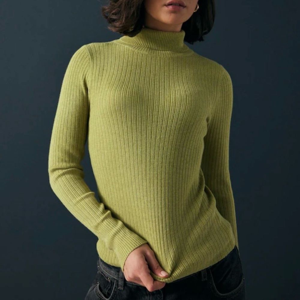 August Max Stretch Women’s Ribbed Turtleneck Sweater – Size 4 – Light Green